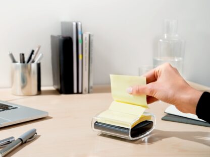 Post-it® Z-Notes PRO Dispenser,+ 1 bloc-notes Z-Notes super collantes, jaune canari, 76 mm x 76 mm – Image 2